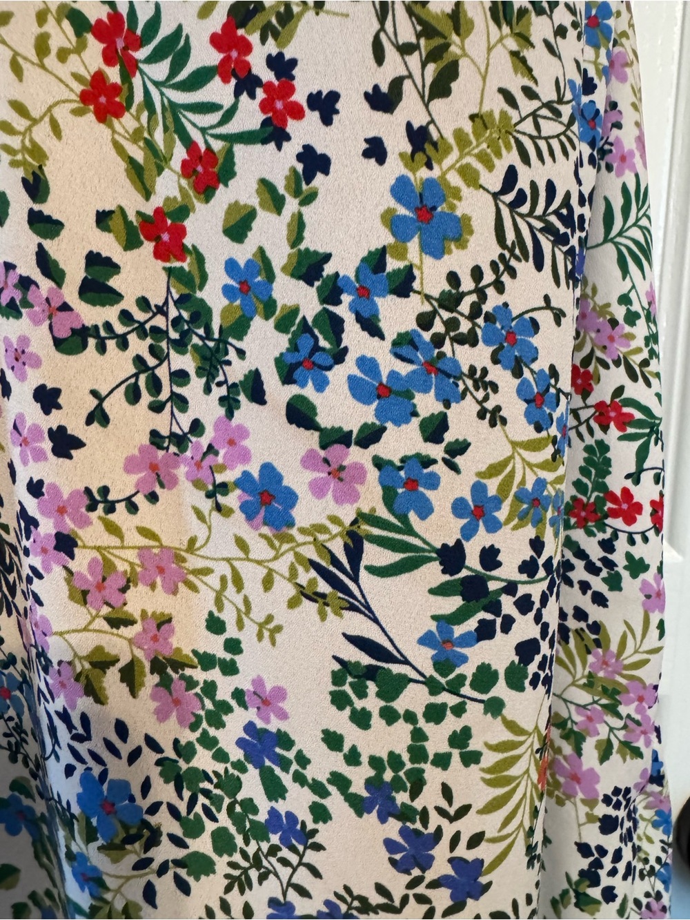 CAbi White Multi Floral V-Neck Tank SZ Large - loose and comfortable - Picture 3 of 8